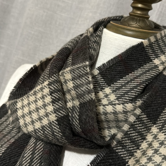 Scarf-Gray Tones Plaid-8x67-EUC-Acrylic - Picture 5 of 14